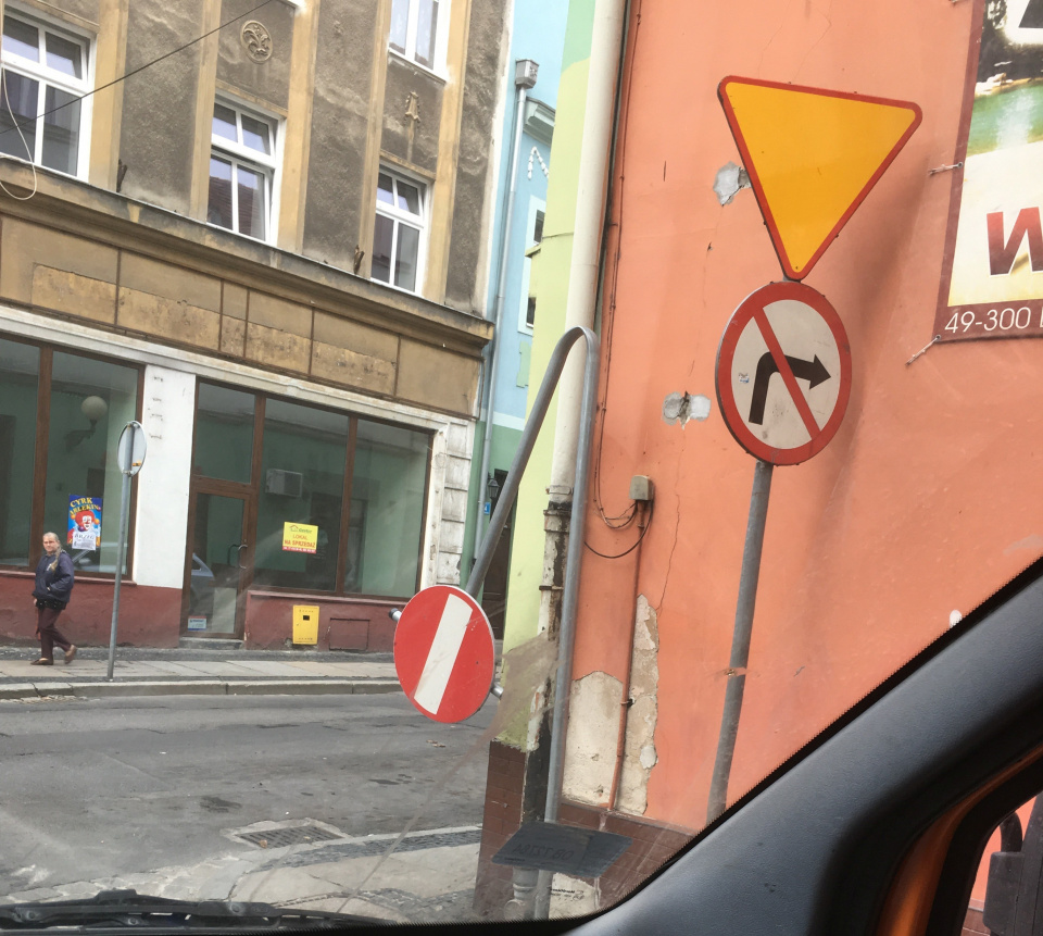 Zniszczone znaki drogowe w Brzegu [fot. Urząd Miasta w Brzegu]