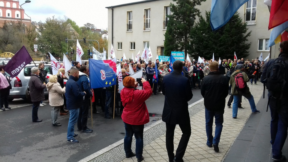 Protest nauczycieli przed urzędem wojewódzkim w Opolu [fot. Mariusz Chałupnik]