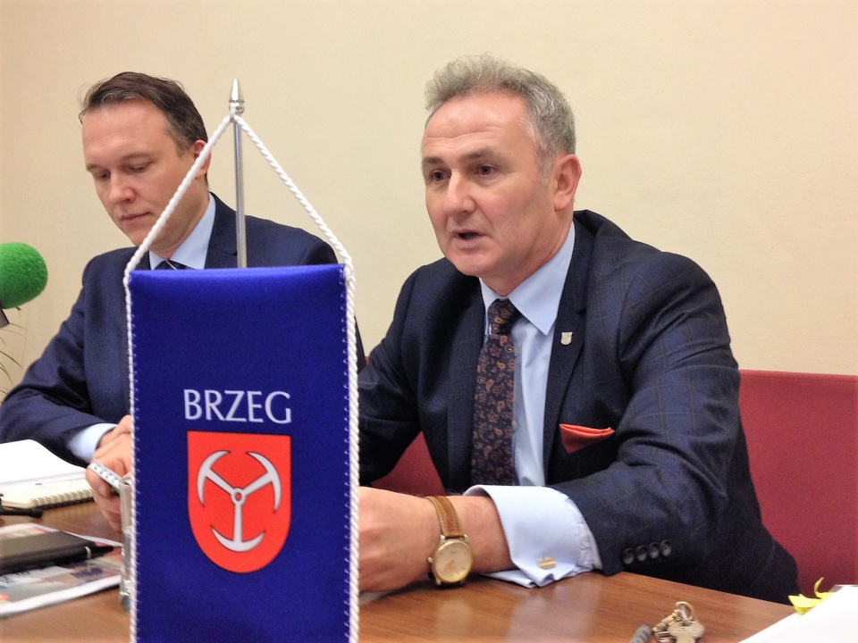 Jerzy Wrębiak [z prawej] wczoraj przedstawił projekt przyszłorocznego budżetu Brzegu [fot. Maciej Stępień]
