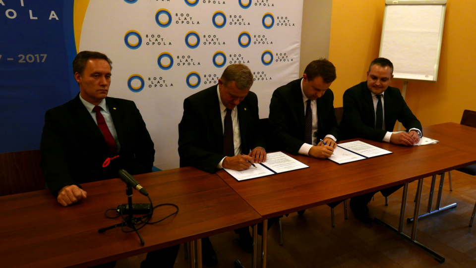 Podpisanie umowy dotyczącej bezpłatnej pomocy prawnej w Opolu [fot. Mariusz Chałupnik]