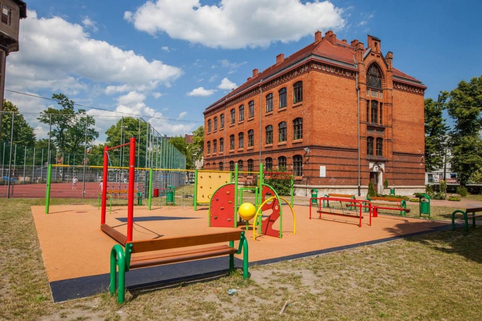 Szkoła podstawowa nr 1 w Strzelcach Opolskich - tu może zostać przeniesiona miejska biblioteka [fot. archiowum gminy]