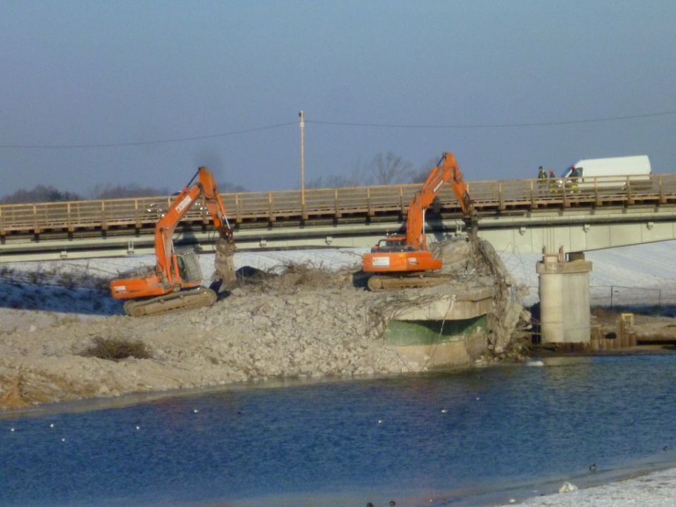 Rozbiórka mostu na ul. Niemodlińskiej w Opolu, 30.01.2017 [fot. Witek Wośtak]