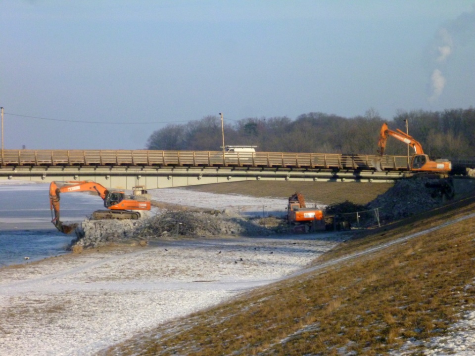 Rozbiórka mostu na ul. Niemodlińskiej w Opolu, 30.01.2017 [fot. Witek Wośtak]