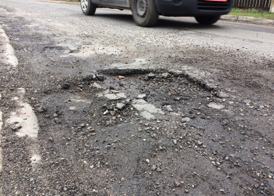 Remontują gminne drogi, bo dziury tam najbardziej irytują kierowców [fot. Maciej Stępień]