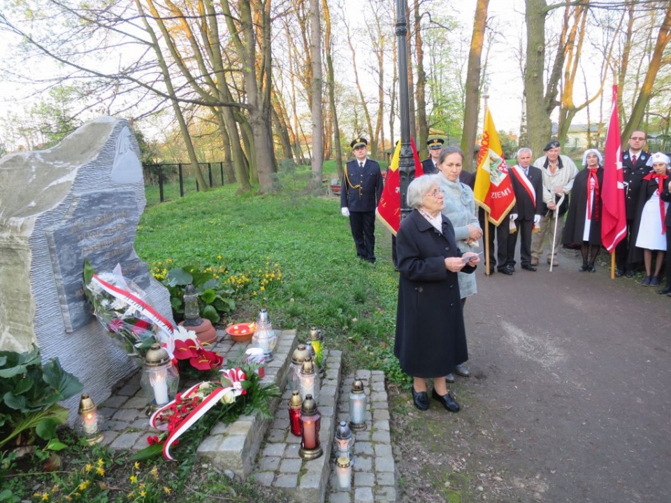 Janina Johnson czytająca wiersze męża przed obeliskiem Pamięci Ofiar Zbrodni Katyńskiej [Fot.Dorota Kłonowska]