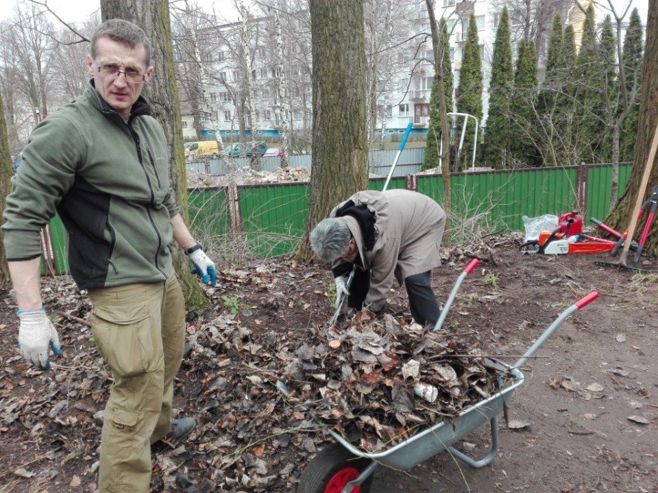Sprzątanie żydowskiego cmentarza w Praszce [fot. MGOKiS w Praszce]