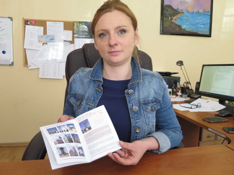 Małgorzata Halek-Malinowska prezentuje paszport, który otrzymywać będą turyści zwiedzający pogranicze opolsko-czeskie [zdj. Jan Poniatyszyn]