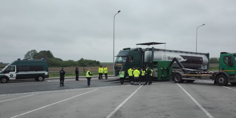 Międzynarodowa kontrola ciężarówek na autostradzie A 4. [fot. Sławek Kieler]