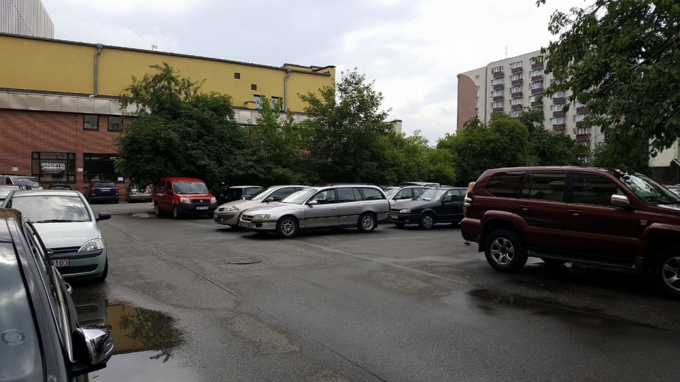 Parking przy Kośnego w Opolu [fot. Daria Placek]