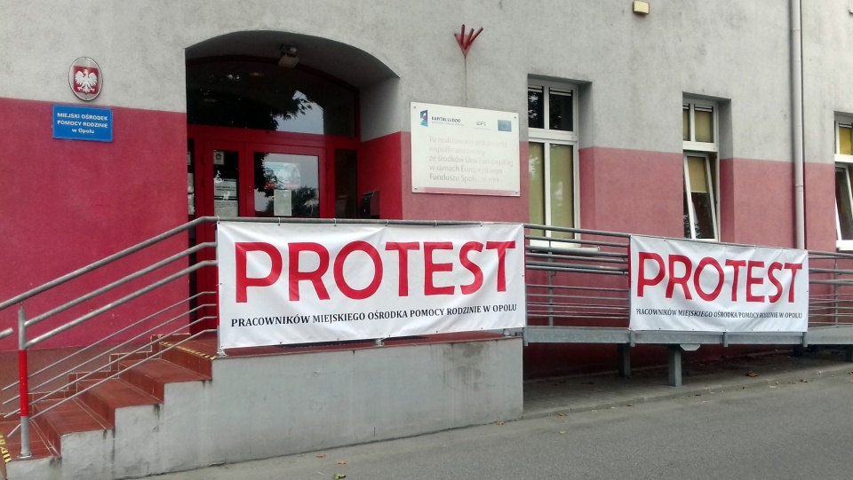 W ramach protestu oflagowano główny budynek MOPR w Opolu [fot. Mariusz Chałupnik]