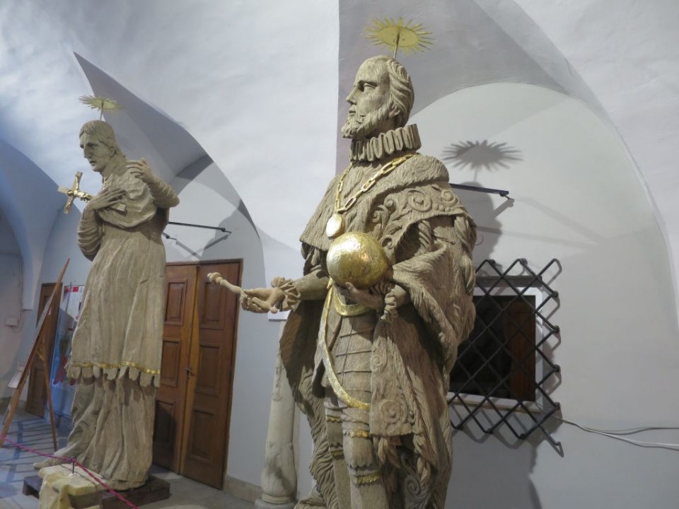 Rzeźby Karola Boromeusza i Frdynanda Kastylijskiego po renowacji [Fot.Dorota Kłonowska]
