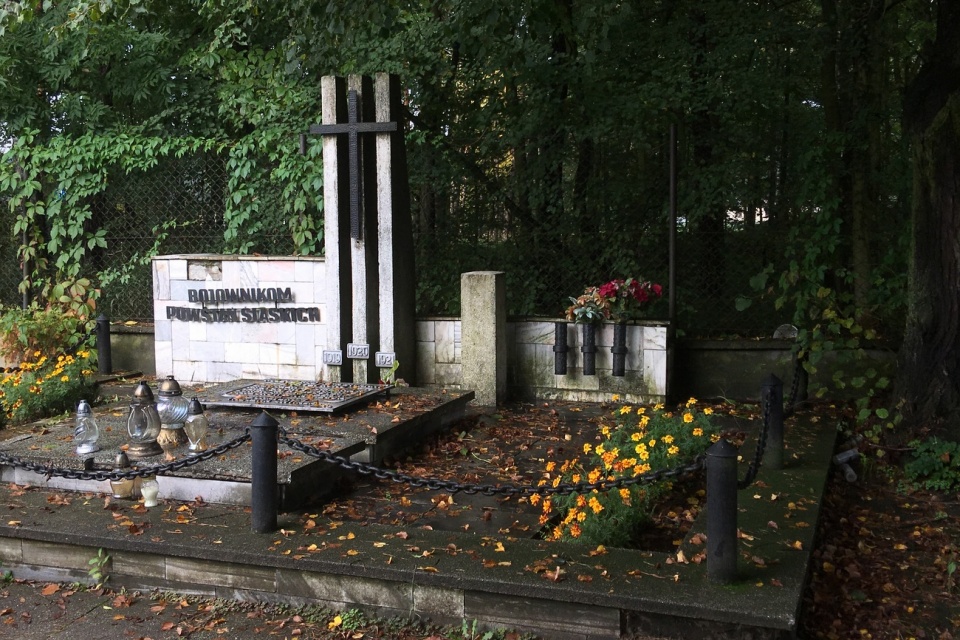Grób powstańców na cmentarzu w Zawadzkiem [fot. Agnieszka Pospiszyl]