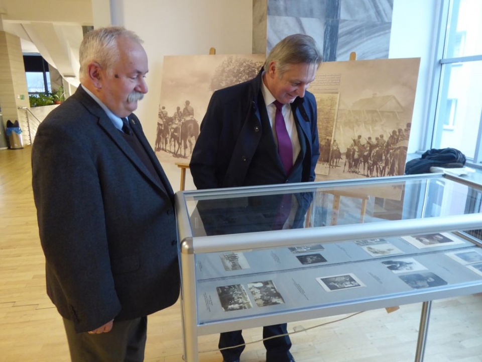 Andrzej Koziar z IPN (od lewej), opiekun wystawy o Józefie Piłsudskim. Ekspozycję będzie można oglądać do końca grudnia. Po prawej Edward Hałajko, dyrektor nyskiego muzeum [Fot. Klaudia Pokładek]