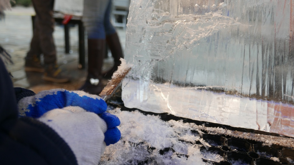 Warsztaty rzeźbienia w lodzie [fot. Ewelina Laxy]