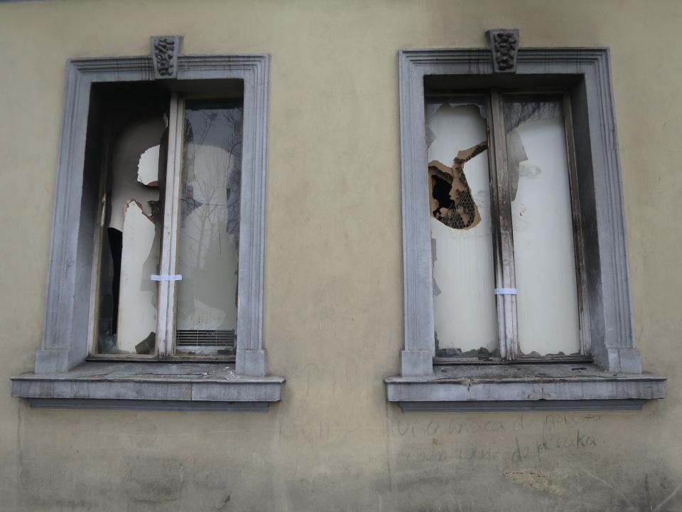 Za tymi oknami budynku socjalnego zginęły wczoraj dwie kobiety [zdj. Jan Poniatyszyn]