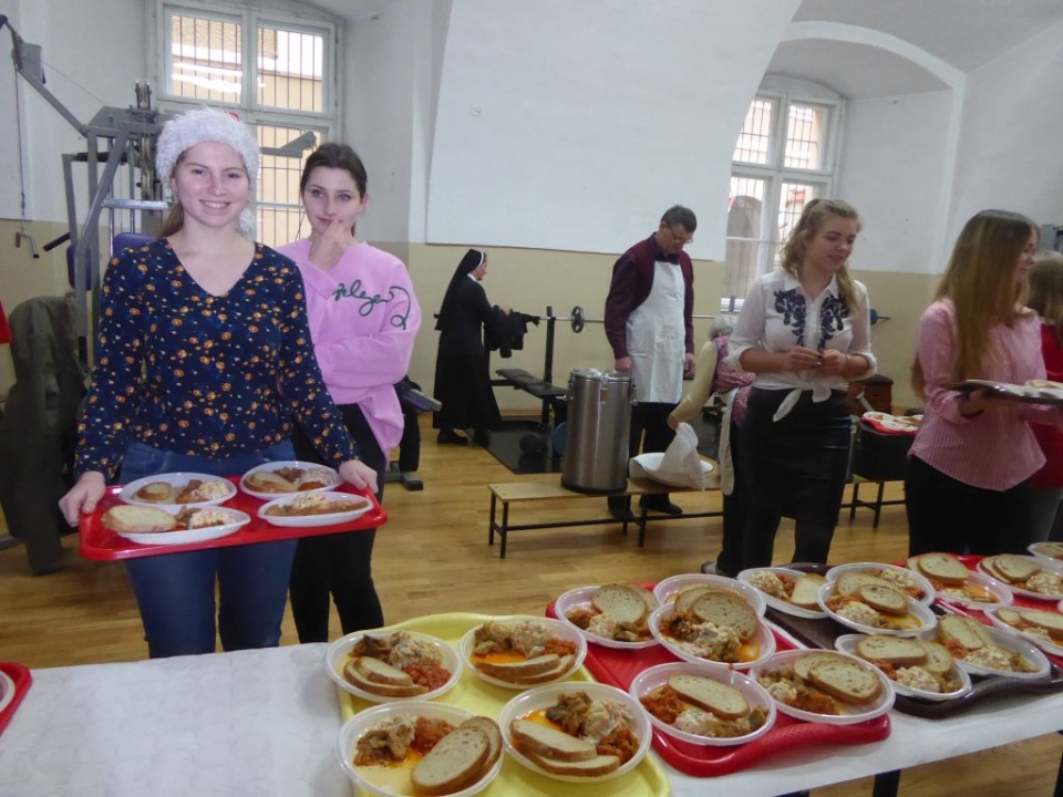 W roznoszeniu posiłków i organizacji wigilii dla bezdomnych i samotnych co roku pomaga młodzież z nyskiego Carolinum [Fot. Klaudia Pokładek]