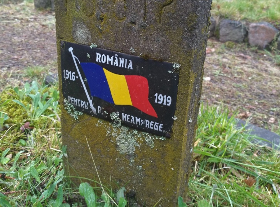 Krzyże rumuńskich żołnierzy na cmentarzu w Łambinowicach [fot. Katarzyna Doros]