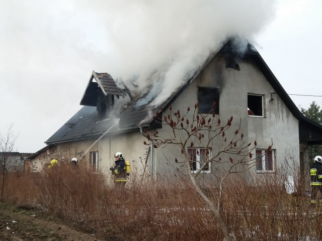 Pożar domu w Dobrzyniu koło Lubszy. Ogniem zajęte było poddasze i pierwsze piętro [ZDJĘCIA]