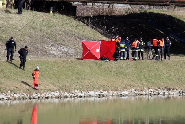 Ciało mężczyzny znalezione w Nysie. Policja potwierdza: to poszukiwany Bartosz Niziński