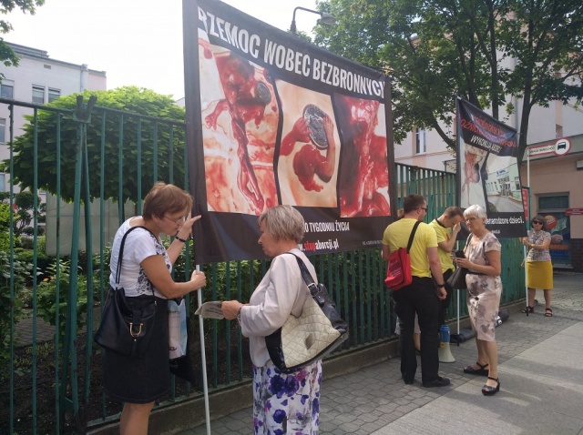 Fundacja Pro Prawo do Życia ponownie wyszła pikietować przed szpitalem położniczym w Opolu. Pokazujemy prawdę