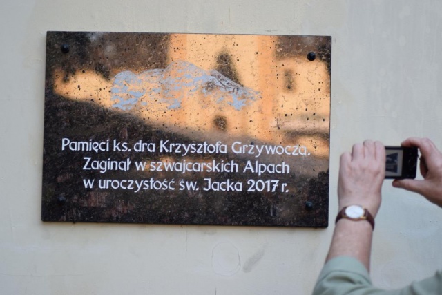 W Kamieniu Śląskim upamiętniono zaginionego ks. Krzysztofa Grzywocza. Modlili się w jego intencji opolscy pielgrzymi [ZDJĘCIA]