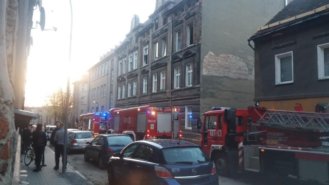 Pożar w kamienicy w Prudniku. Mężczyzna wyskoczył z 3 piętra, 13 osób ewakuowano, poszkodowani są lokatorzy i strażacy