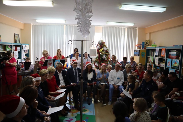 Młodzi pacjenci USK spotkali się ze świętym Mikołajem i jego pomocnikami