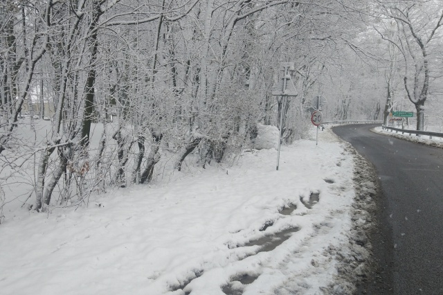 Przez śnieg opóźni się oddanie do użytku drogi przez Górę św. Anny