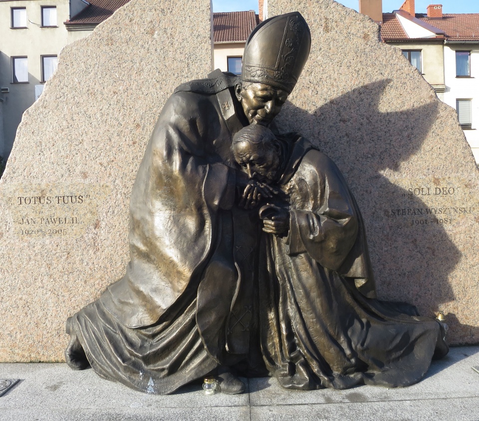 Prudnicki pomnik Jana Pawła II i Prymasa Polski Stefana Wyszyńskiego [zdj. Jan Poniatyszyn]