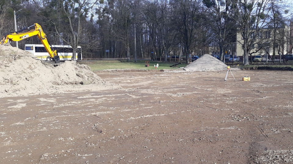 Ruszyły prace przy budowie nowego boiska w Grabinie [fot. UM Niemodlin]