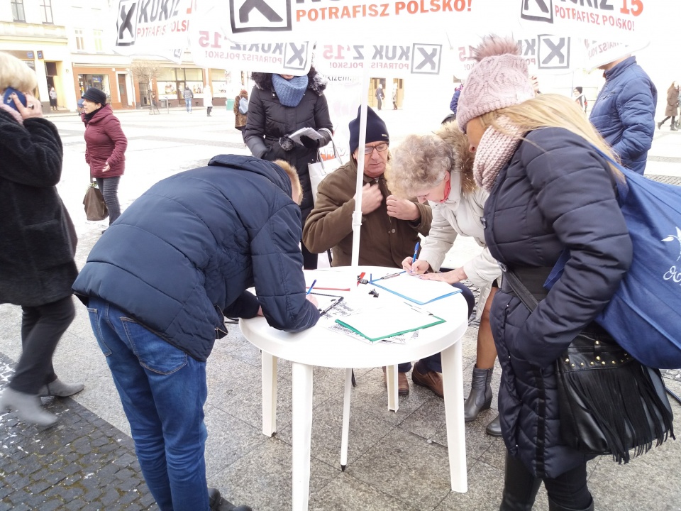 Mieszkańcy Brzegu chętnie podpisują listę pod wnioskiem o organizację referendum [fot. Maciej Stępień]