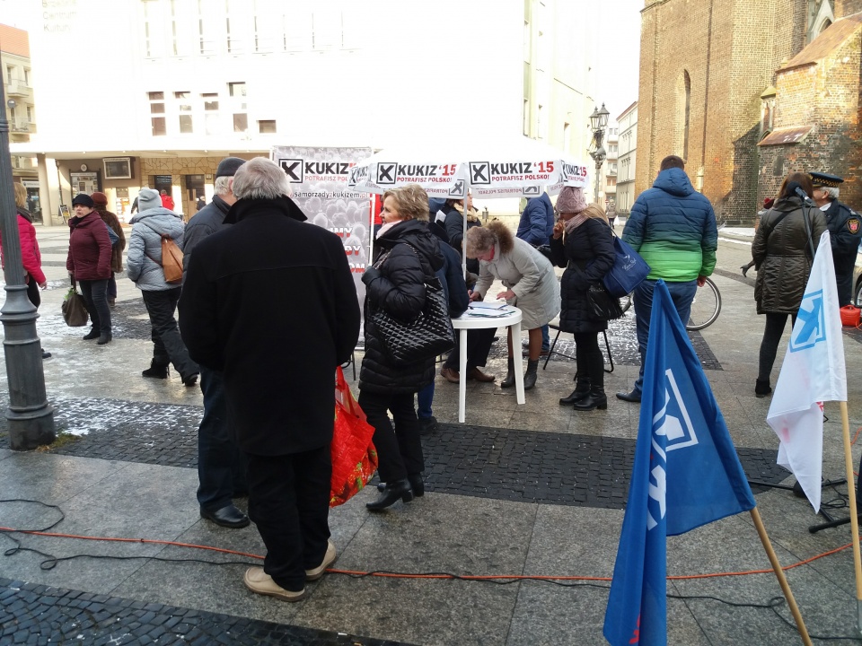 Mieszkańcy Brzegu chętnie podpisują listę pod wnioskiem o organizację referendum [fot. Maciej Stępień]