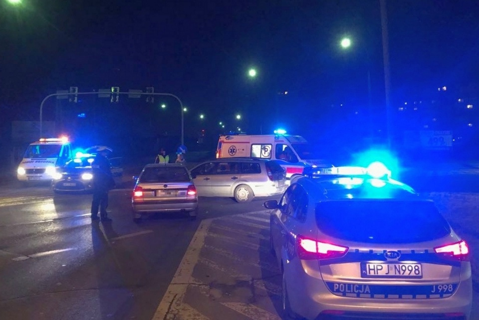 Nocny wypadek na skrzyżowaniu ulic Sosnowskiego i Pużaka w Opolu [fot. Mario]