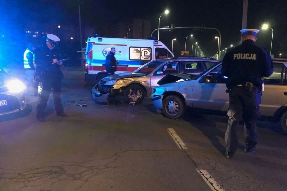 Nocny wypadek na skrzyżowaniu ulic Sosnowskiego i Pużaka w Opolu [fot. Mario]