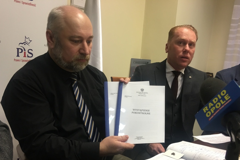 Grzegorz Mateja i Grzegorz Peczkis prezentują raport po kontroli NIK[fot. Agnieszka Pospiszyl]