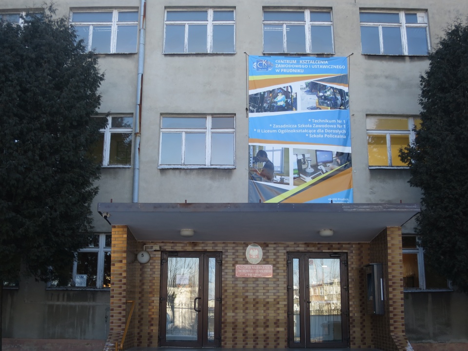 Budynek szkoły przy ulicy Podgórnej w Prudniku. "Na papierze" działa tam szkoła dla dorosłych [zdj. Jan Poniatyszyn]