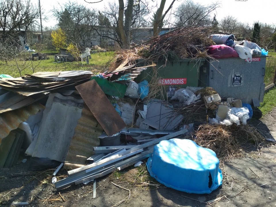 Pełno śmieci na ogródkach działkowych na Chabrach