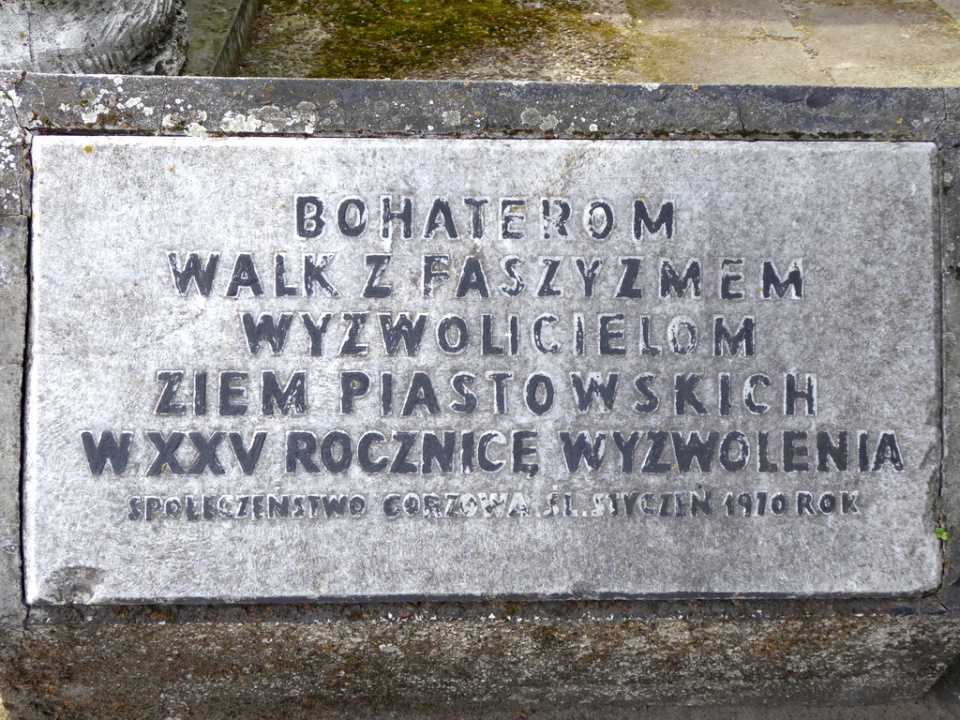 Tablica przy pomniku Zwycięstwa i Wolności w Gorzowie Śląskim [fot. Witold Wośtak]