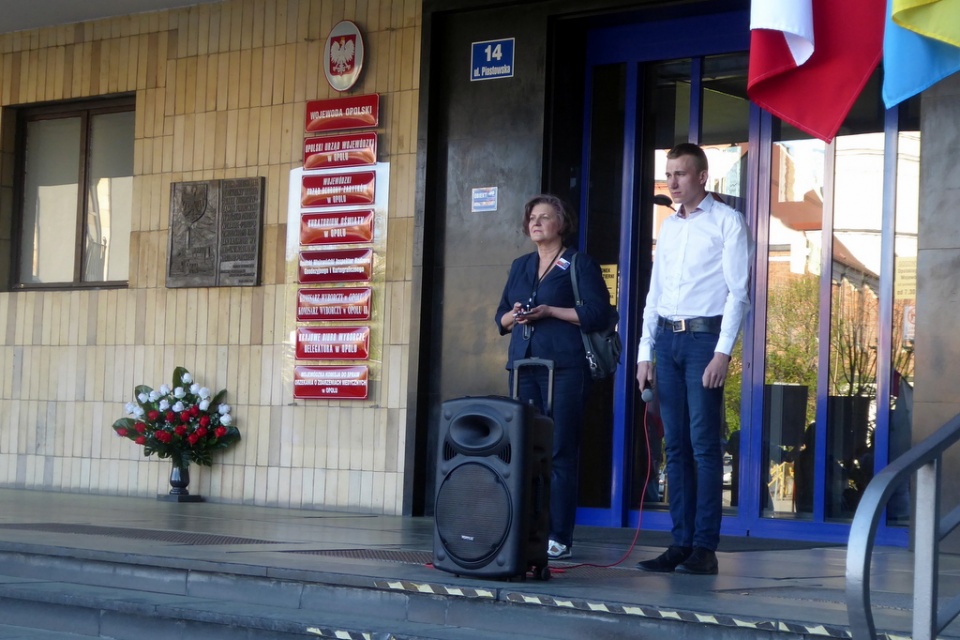 Pikieta przed urzędem wojewódzkim w Opolu. Powiesili flagę UE i manifestowali niezgodę na powiększenie Opola [fot. Joanna Matlak]