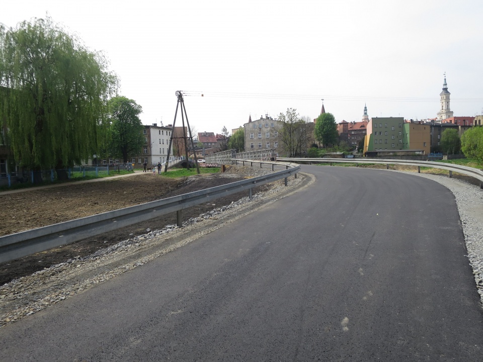 Most tymczasowy na rzece Prudnik. Mobilną przeprawę użyczyła gminie Agencja Rezerw Materiałowych Ministerstwa Energetyki [zdj. Jan Poniatyszyn]