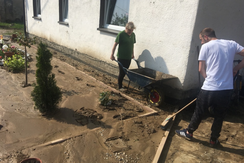 Mieszkańcy gminy Polska Cerekiew sprzątają po lawinach błota, które zeszły z pól [fot. Agnieszka Pospiszyl]