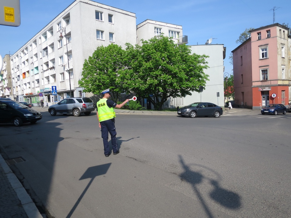 Skrzyżowanie ulicy Nyskiej z Piastowską w Prudniku. Zmieniono tam organizację ruchu [zdj. Jan Poniatyszyn]