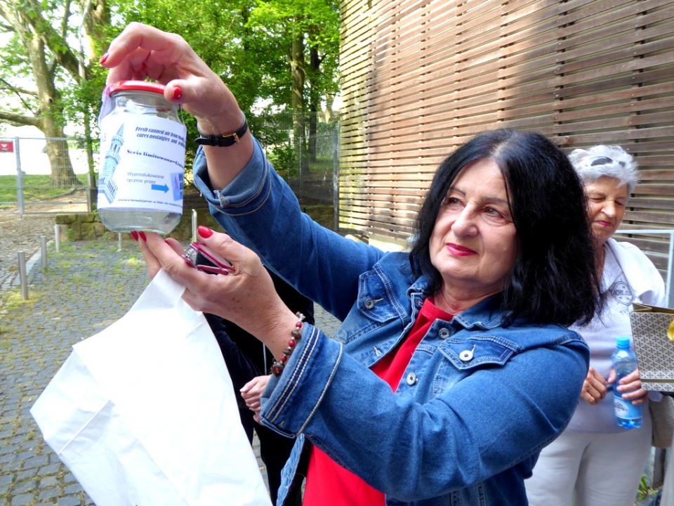 Krystyna Słodczyk prezentuje słoik z powietrzem miejskim [fot. Witold Wośtak]