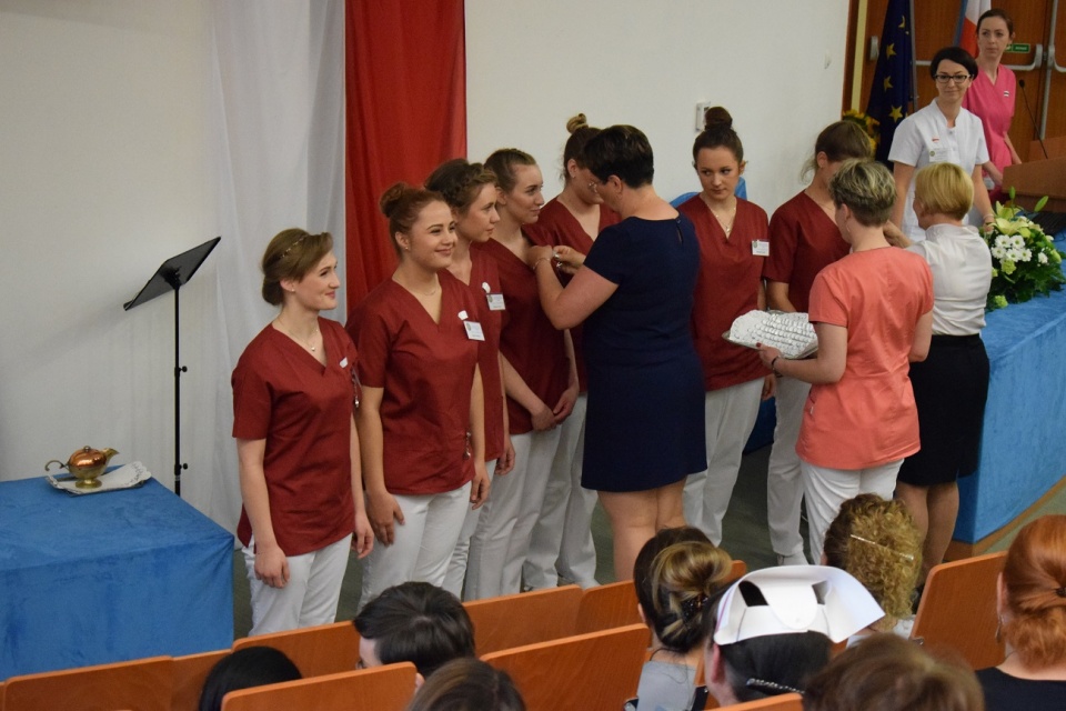 Przyszli studenci pielęgniarstwa i położnictwa otrzymali symboliczny czepek. "To dodało mi odwagi" [fot. Wiktoria Palarczyk]