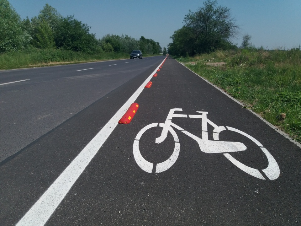 W gminie Skarbimierz na jednej z dróg wybudowali jednokierunkową ścieżkę dla rowerów [fot. Maciej Stępień]
