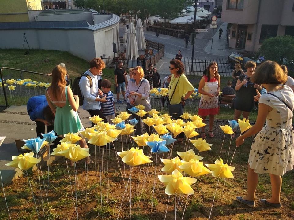 Morzem kwiatów pokryła się Skarpa Uniwersytecka w Opolu. Akcja "Kwiat Niepodległości" [fot. Joanna Matlak]