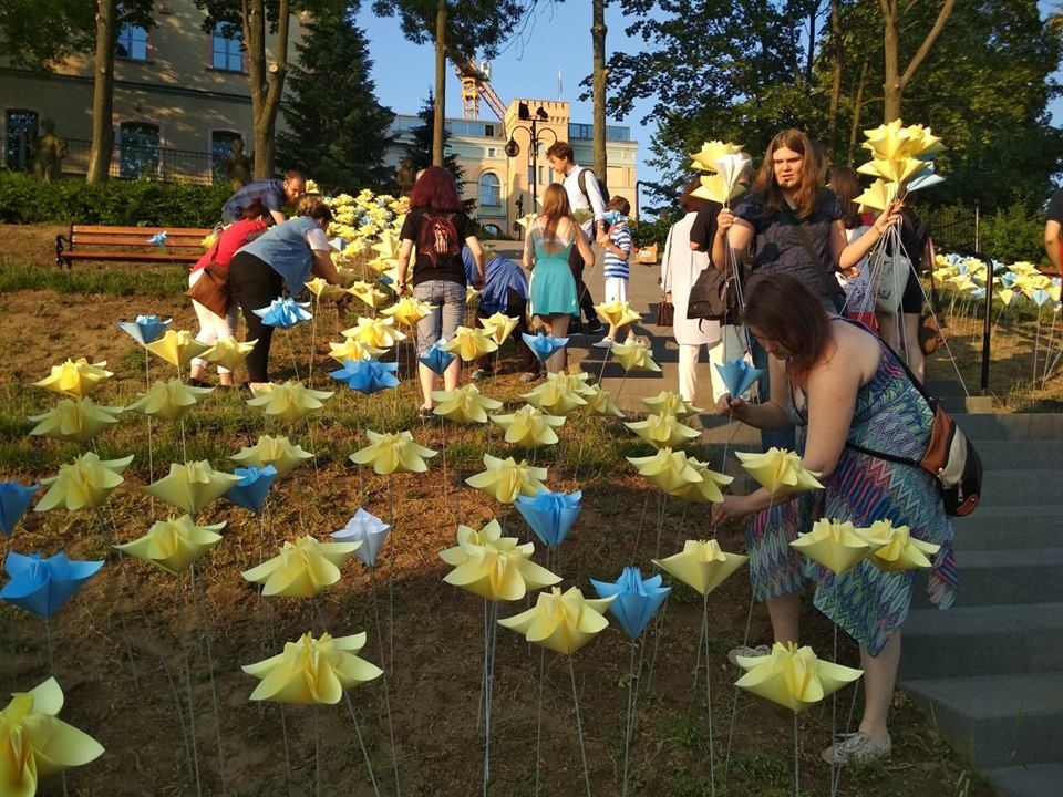 Morzem kwiatów pokryła się Skarpa Uniwersytecka w Opolu. Akcja "Kwiat Niepodległości" [fot. Joanna Matlak]