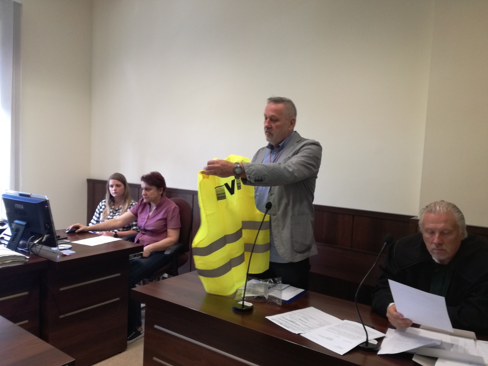Andrzej Wachowski przed sądem wskazywał, że podczas pracy był ubrany w kamizelkę
