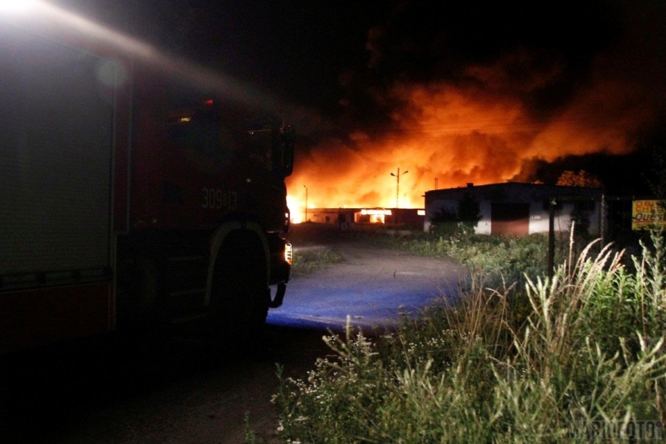 Pożar na nielegalnym składowisku śmieci w Dąbrowie [fot. Mario]