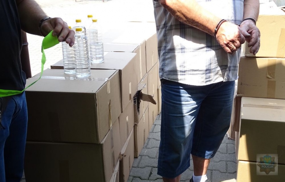 Funkcjonariusze KAS i brzescy kryminalni zabezpieczyli 800 litrów trefnego alkoholu [fot. KPP Brzeg]
